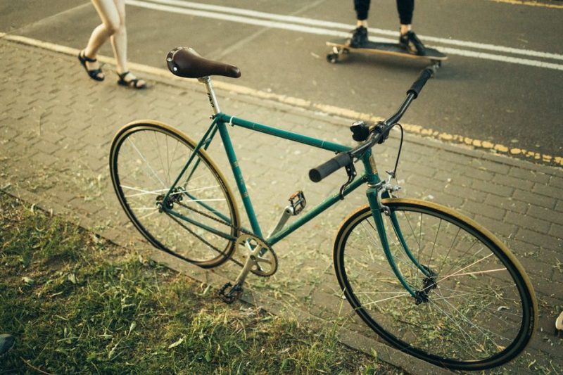Clipless Vs Flat Pedals For Commuter Cycling: Clipless vs Flat Pedals for Commuters: Choose Right