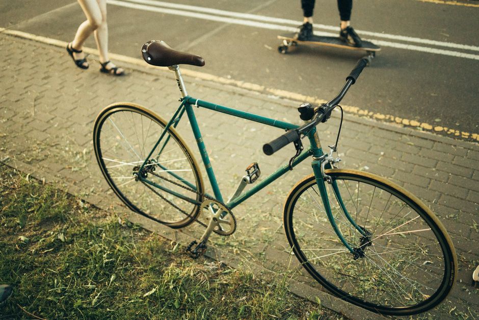 Clipless Vs Flat Pedals For Commuter Cycling: Clipless vs Flat Pedals for Commuters: Choose Right